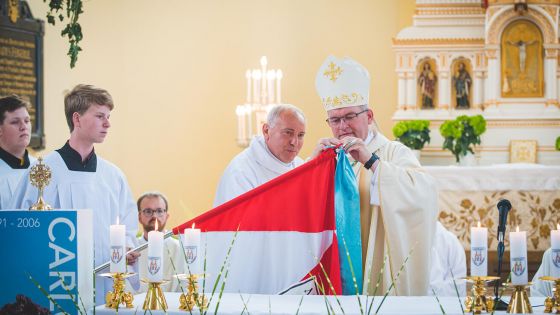 image:Image Při slavnosti biskup Nuzík ozdobil pamětní stuhou prapor ministrantů olomoucké arcidiecéze.
