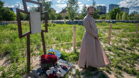 image:Image Pamětní kříž v Buči u Kyjeva označil půl roku od začátku války místo masového hrobu zavražděných civilistů. Oběti byly podle možností identifikovány a uloženy s modlitbami k důstojnému odpočinku.