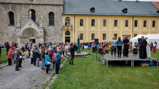 image:Image Zájem o téma synodality projevilo při tradiční diecézní pouti v Teplé velké množství diecézanů, ať už při přednáškách a diskusích v Modrém sále, či účastí na mši sv. v klášterním kostele.