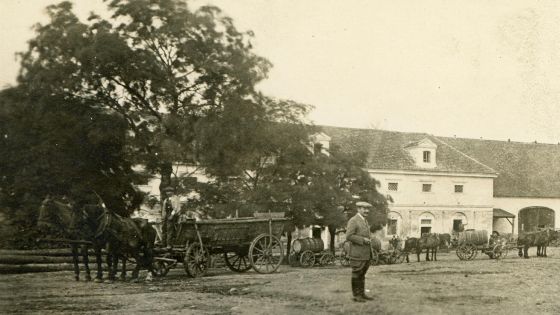 image:Image Hospodář Leo Saxl na dvoře v Drastech v době první republiky, v pozadí sýpka (nyní součást kvadratury sester).