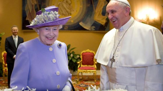 image:Image „Modlím se za věčný odpočinek zesnulé královny a vzdávám hold jejímu životu v neúnavné službě pro dobro země i Společenství národů, jejímu příkladu oddanosti povinnostem, neochvějnému svědectví víry v Ježíše Krista a pevné naději v jeho zaslíbení,“ napsal v soustrastném telegramu králi Karlu III. papež František. Alžběta II. se s ním setkala ve Vatikánu v roce 2014. 