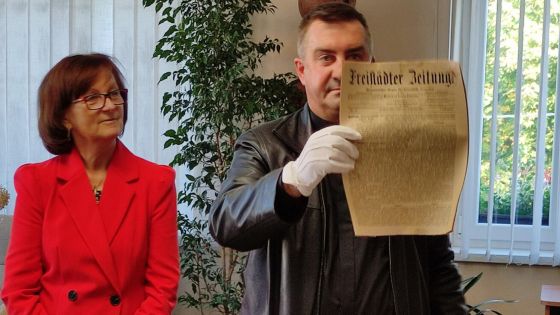 image:Image P. Martin Pastrňák vytahuje výtisk Freistädter Zeitung, německých novin Fryštátu – dnešní Karviné.
