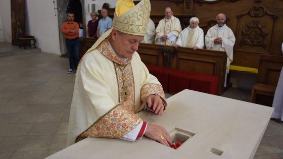 image:Image Biskup Jan Vokál vložil do oltáře relikvie sv. Viktorína, jehož ty úplně první byly do Litomyšle přivezeny 18. října 1376.