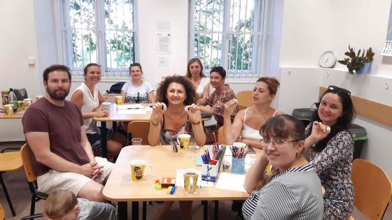 image:Image Výuka českého jazyka v Komunitním centru Diecézní charity Plzeň probíhá v uvolněné a přátelské atmosféře.