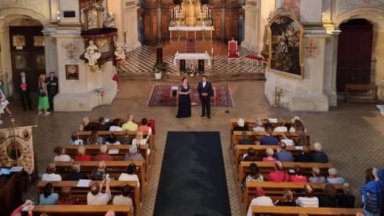 image:Image Charitní chrám Panny Marie Matky ustavičné pomoci a sv. Kajetána naleznete v pražské Nerudově ulici.