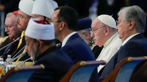 image:Image Papeži Františkovi velmi záleží na tom, aby náboženství a všichni lidé dobré vůle spolupracovali pro dobro světa. Na snímku účastníci Kongresu světových náboženství v Kazachstánu.