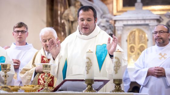 image:Image Svěcení přijal P. Vajďák ve Fryštáku, odkud se před 95 lety začalo u nás šířit salesiánské dílo.