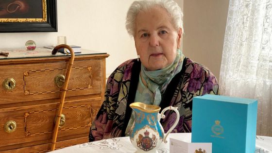 image:Image Téměř stoletá Zita Petrusková z Oder ve Slezsku obdržela ke svým 95. narozeninám dárek s osobním věnováním od britské královny Alžběty II.