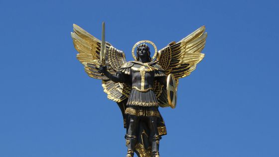 image:Image Socha archanděla Michaela stojí nad Liadskou bránou na náměstí Nezávislosti v Kyjevě. Svatý Michael Archanděl je uctíván jako ochránce hlavního města Ukrajiny.