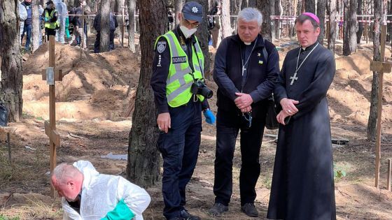 image:Image „Viděl jsem, jak vojáci a policisté, když exhumovali tato těla, činili to s velkou úctou a v naprosté tichosti. Bylo to jako liturgie,“ popsal viditelně otřesený kardinál Konrad Krajewski (stojící uprostřed).