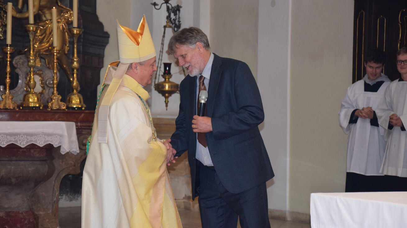 image:Image Biskup Jan Vokál poděkoval při slavnostní mši svaté řediteli Jiřímu Vojáčkovi za vedení školy a úspěchy, kterých studenti dosahují.
