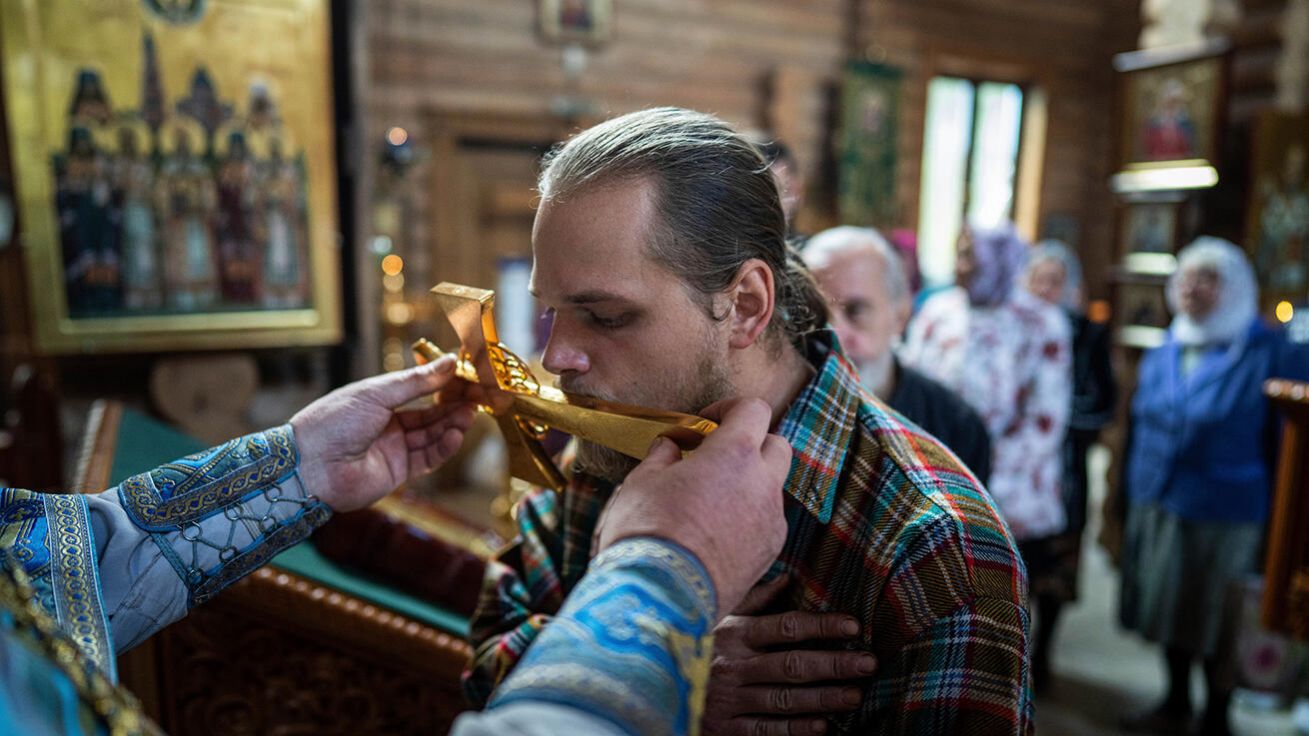 image:Image Šestadvacetiletý Andrij Kocar je jednou z obětí, které přežily systémové ruské mučení v Izjumu. Našel útočiště ve zdejším klášteře (na snímku), stejně jako stovka dalších lidí včetně čtyřiceti dětí. Jejich děsivé příběhy zaznamenala agentura AP.