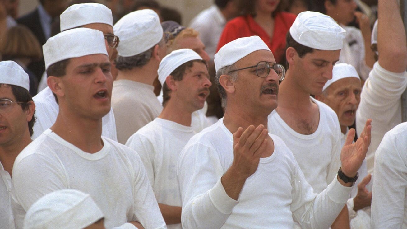image:Image Současní Samařané při oslavě svátku Pesach na hoře Garizim. Samařané dnes tvoří malou, uzavřenou komunitu, čítající sotva několik stovek členů.