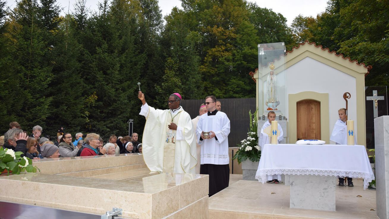 image:Image Apoštolský nuncius Jude Thaddeus Okolo nebyl v Koclířově poprvé, tentokrát požehnal kopii fatimské kaple.