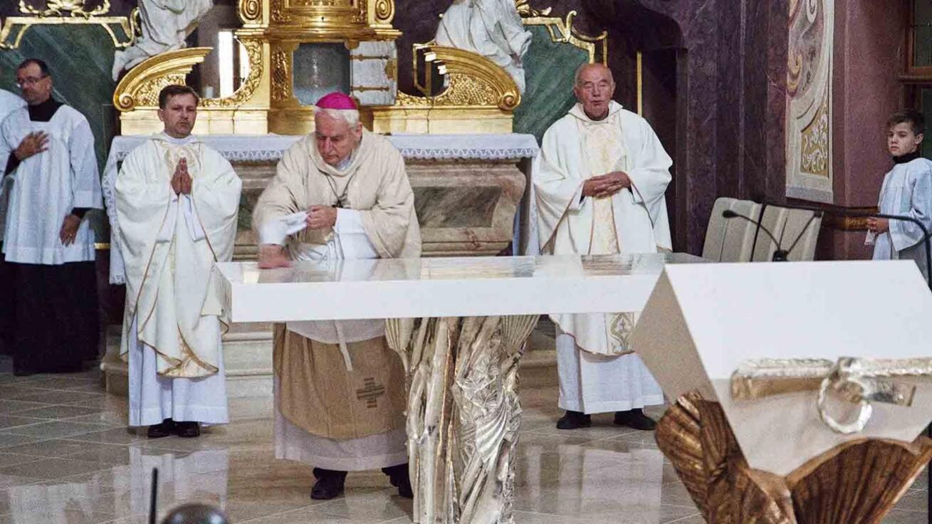image:Image Nový oltář z dílny sochaře Otmara Olivy posvětil emeritní brněnský biskup Vojtěch Cikrle.