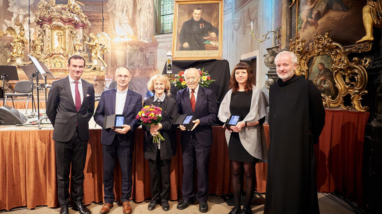 image:Image Letošní ocenění spolu s br. Martinem Mackem (vpravo), představený milosrdných bratří.