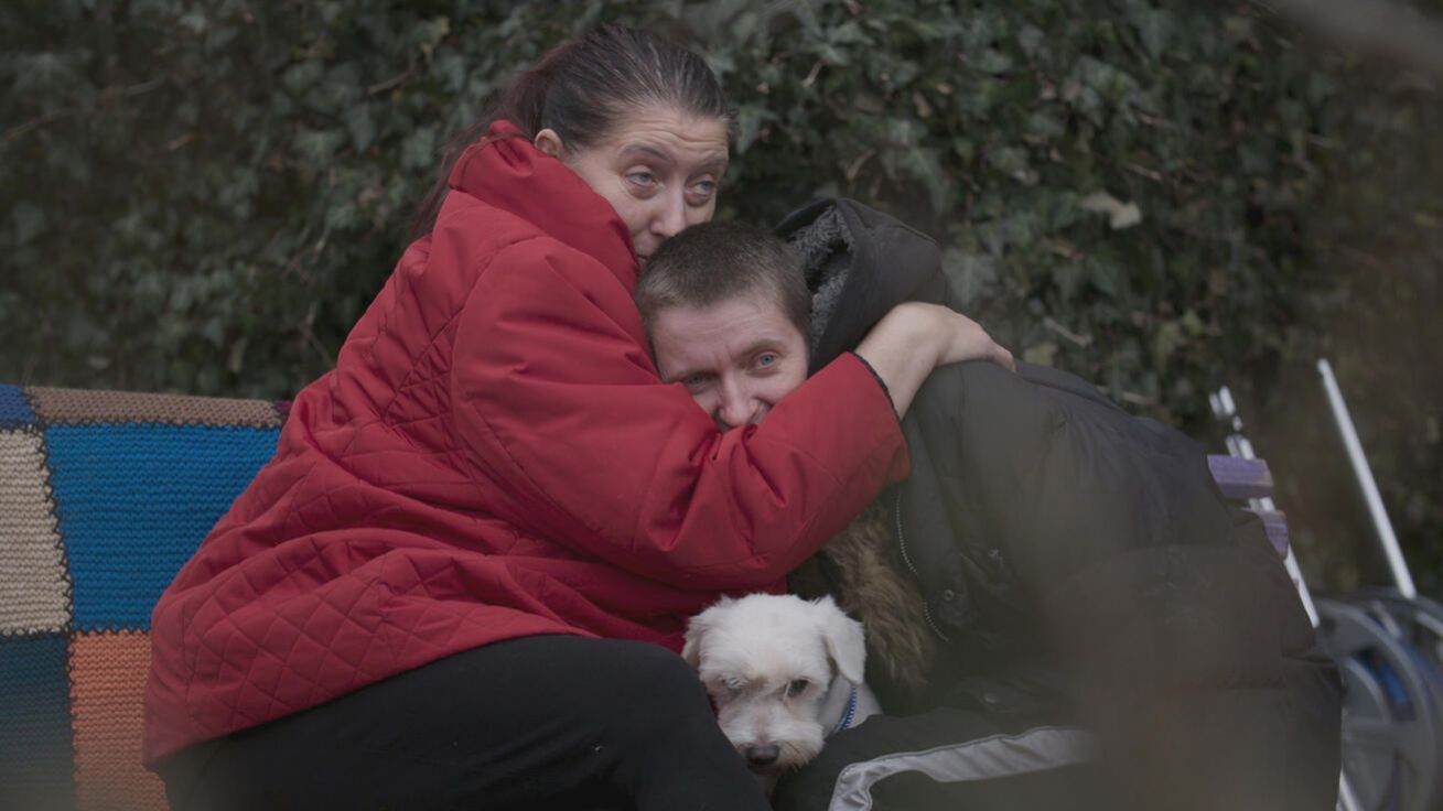 image:Image Každý třetí Čech má podle Národního ústavu duševního zdraví psychické problémy. Mnoho lidí tak zažívá osobní zkušenost s duševní nemocí u blízkého člověka, ale jen málo jich dokáže své každodenní vypětí sdílet. Podařilo se to například v jednom z dílů právě startující dokumentární série Péče o duši na ČT 2, nazvaném Blízcí duševně nemocných.