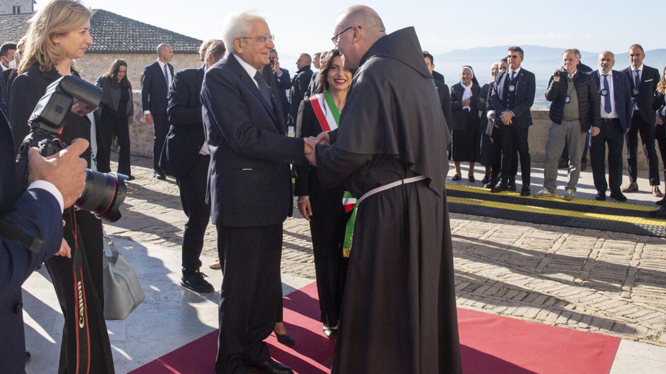 image:Image Votivní olejovou lampu připutoval k hrobu sv. Františka rozsvítit italský prezident Sergio Mattarella.