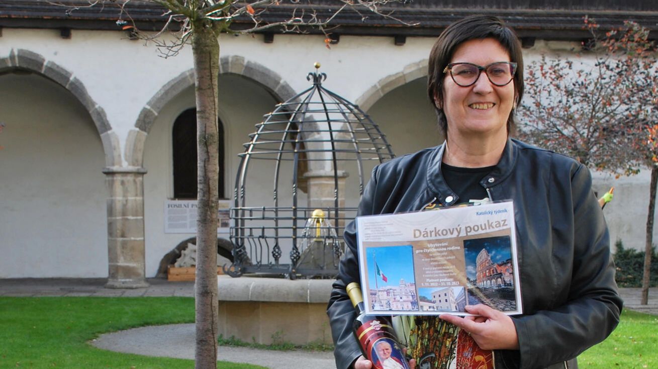 image:Image První cenu Velké letní soutěže jsme Dagmar Řídké zavezli do Písku, kde pracuje. Vedle knih, stolních her a vína vyhrála týdenní pobyt ve Věčném městě pro čtyři osoby. Jak nám prozradila, cestu už začala plánovat a od přátel vyzvídat, kdy je nejlépe se do Říma vypravit.
