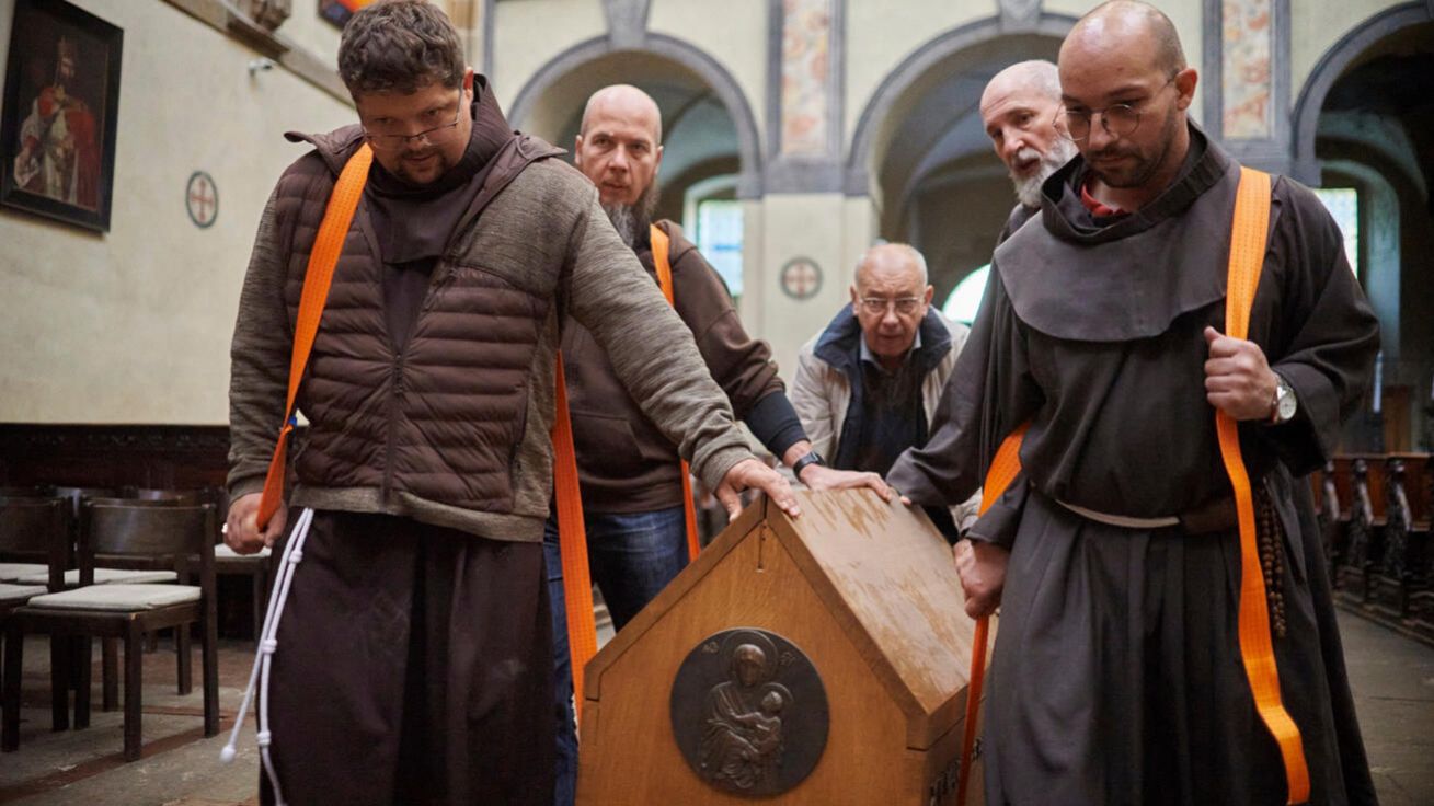 image:Image Poprvé od blahořečení přenesli františkáni schránku s ostatky 14 pražských mučedníků do hlavní lodi kostela Panny Marie Sněžné v Praze.