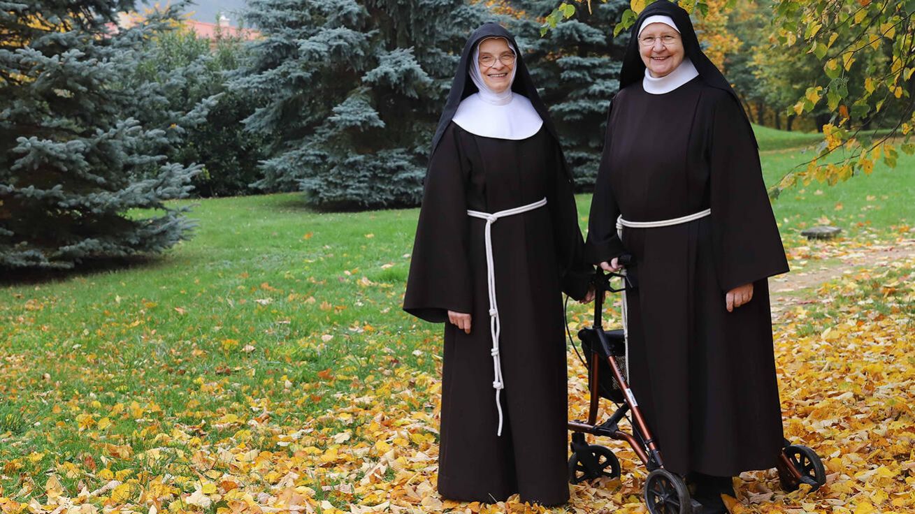 image:Image Německá řeholnice Thoma Wüppingová (vpravo) při procházce klášterní zahradou se sestrou Benedictou Liškovou.