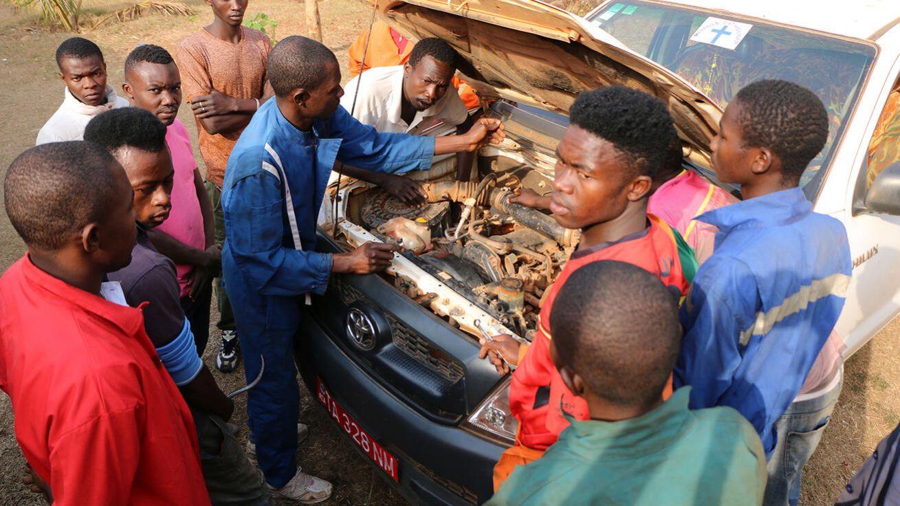 image:Image Učiliště pro automechaniky, které ve Středoafrické republice provozují karmelitáni, je jednou ze dvou škol tohoto typu v zemi.