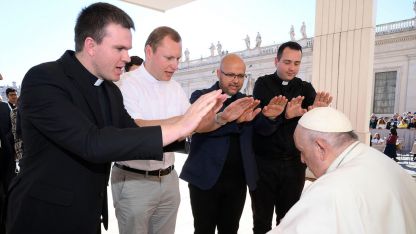 Novokněží požehnali papeži image:Image Novokněží požehnali papeži