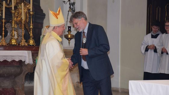 image:Image Biskup Jan Vokál poděkoval při slavnostní mši svaté řediteli Jiřímu Vojáčkovi za vedení školy a úspěchy, kterých studenti dosahují.