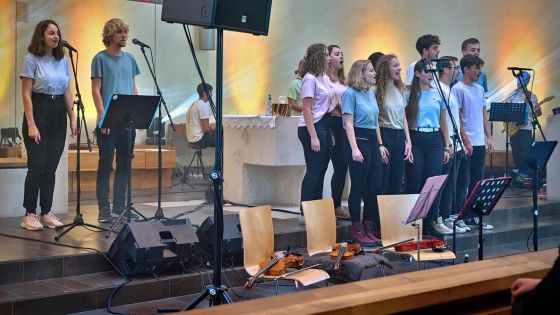 image:Image Přídavkem skladby Já jsem Boží děcko se po svém koncertu rozloučili zpěváci a kapela scholy NoProblema se zaplněným kostelem Svatého Ducha.