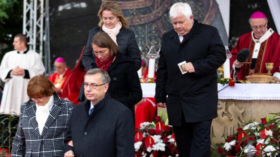 image:Image Řediteli Jaroslavu Němcovi (vpravo nahoře) udělil papež Řád sv. Řehoře Velikého. Vyznamenání Pro Ecclesia et Pontifice získal zástupce Pavel Šimek. Zástupkyni ředitele a mluvčí Jarmilu Lomozovou (s červenou šálou) ocenil arcibiskup medailí biskupa Antonína Podlahy.