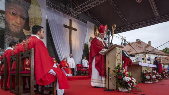 image:Image „Hledáme-li program na skutečné štěstí této země, zastavme se u evangelia,“ řekl v promluvě arcibiskup.