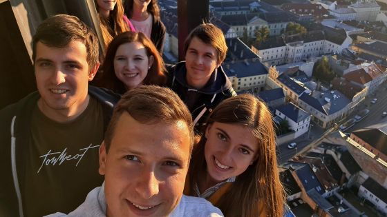 image:Image „Začátek semestru bývá nejen pro studenty prvních ročníků náročným obdobím. S novými studenty jsme se vydali na prohlídku Olomoucí. První zastávkou byla věž katedrály, následovala prohlídka kostela Panny Marie Sněžné s P. Janem Regnerem a končili jsme v čajovně VKH v centru Aletti,“ popisuje radní VKH Olomouc Kristián Gřes.