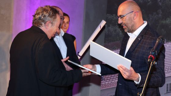 image:Image Ocenění za rekonstrukci baziliky převzal probošt staroboleslavské kapituly P. Libor Bulín.