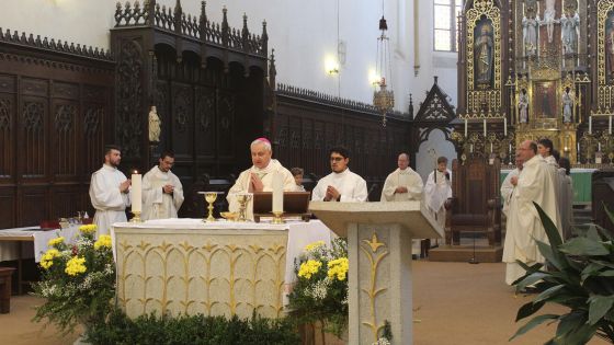 image:Image Oslavy výročí začaly mší svatou, kterou celebroval biskup Vlastimil Kročil.