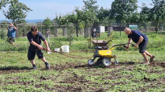 image:Image Dobrovolníci mohou poznat P. Jozefa Florka (vlevo) nejen v kapli, ale i při práci.