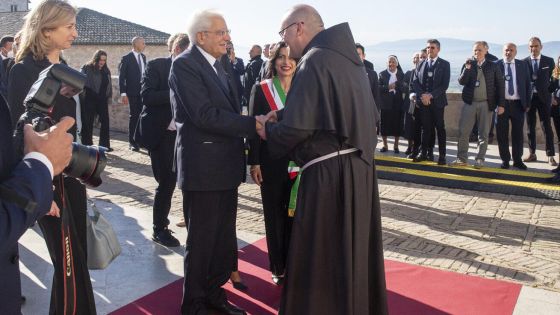 image:Image Votivní olejovou lampu připutoval k hrobu sv. Františka rozsvítit italský prezident Sergio Mattarella.