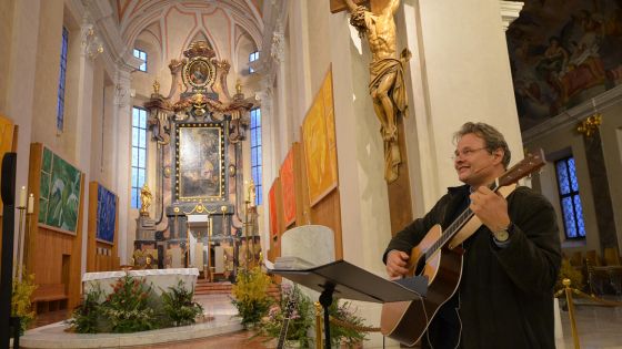 image:Image Při evangelizačním večeru hrál na kytaru kněz Tomas van Zavrel.