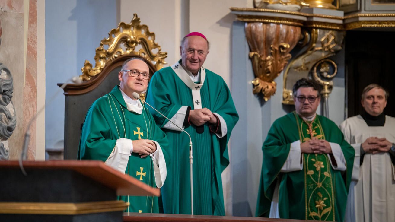 image:Image Arcibiskup Jan Graubner v kostele Navštívení Panny Marie.