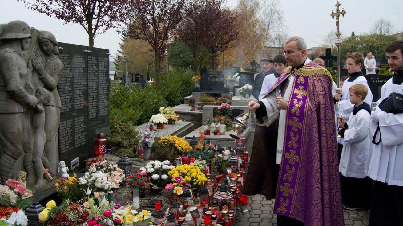 image:Image Výzdoba hrobu může poukazovat k naději na vzkříšení.