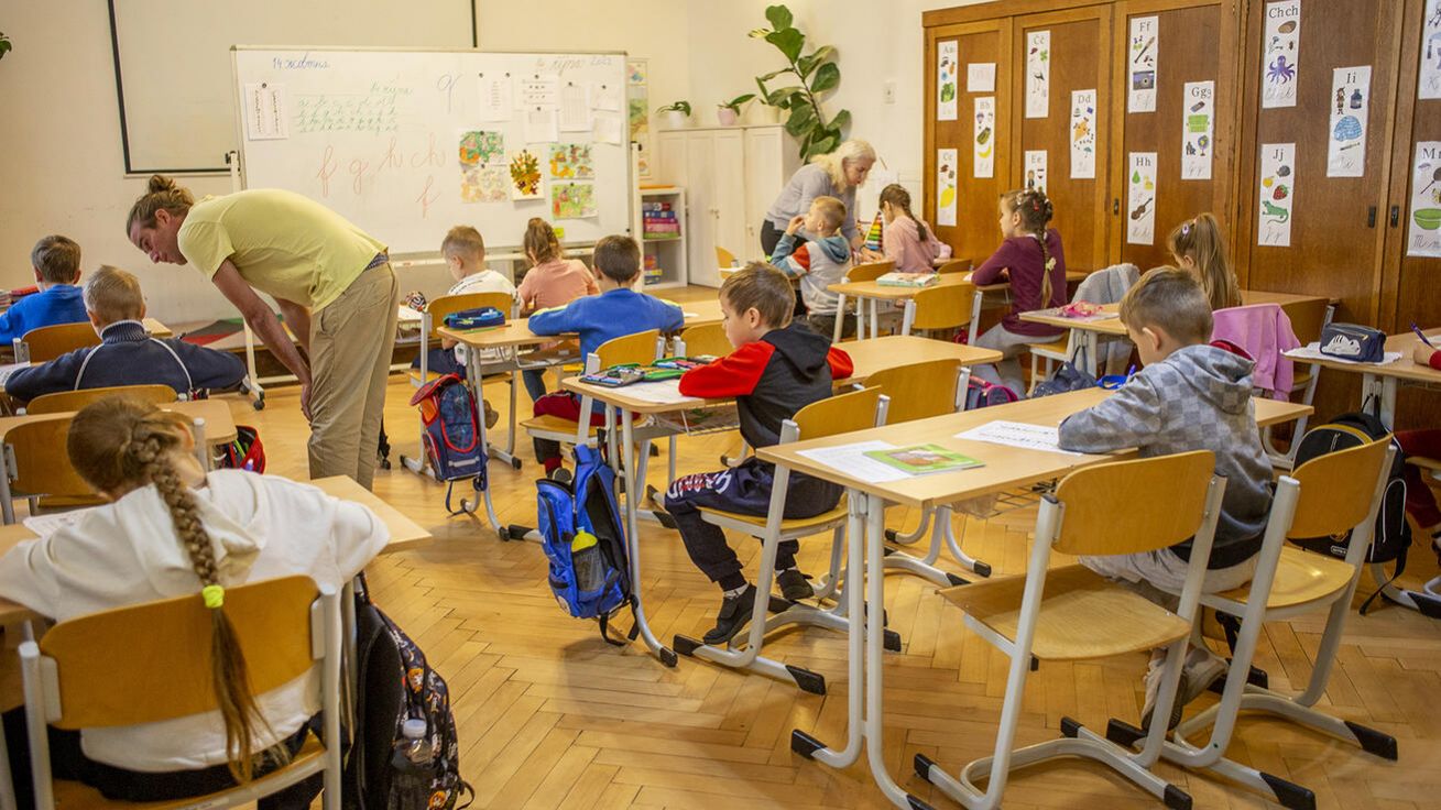 image:Image Druháci z Ukrajiny chodí do školy k jezuitům v centru Prahy.