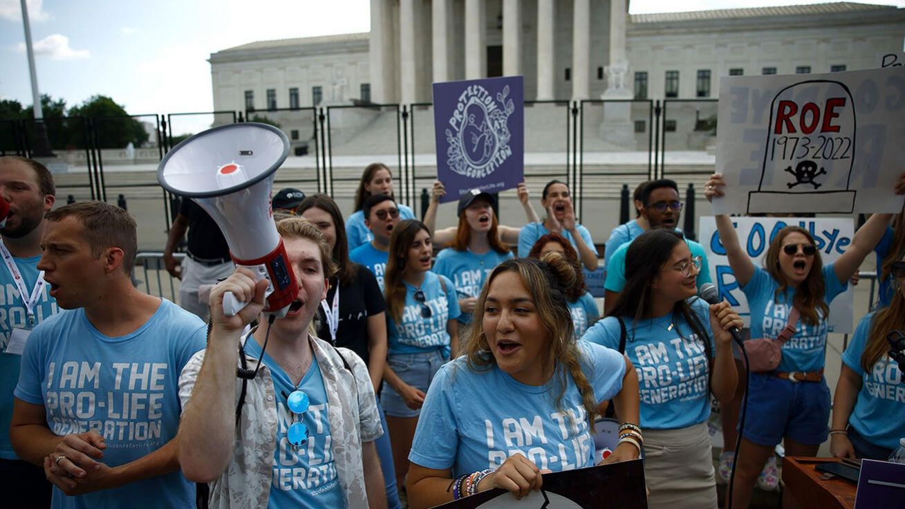 image:Image Nejvyšší soud USA zrušil federální právo na interrupci letos v červnu – na snímku toto rozhodnutí oslavuje před budovou soudu skupina prolife demonstrantů. Právo na život nenarozeného dítěte je nástrojem v politickém boji i před nadcházejícími volbami do Sněmovny reprezentantů – Kongresu.