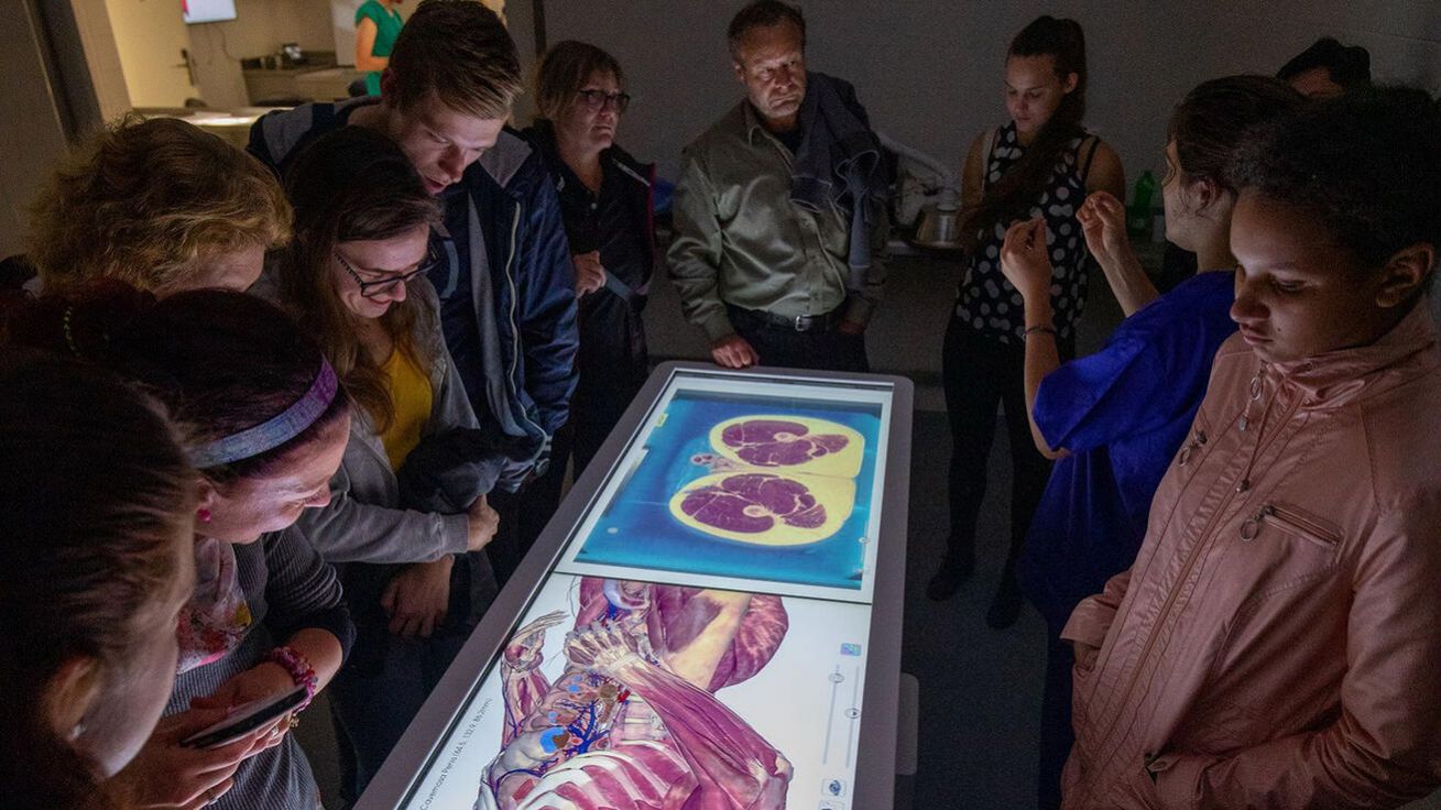 image:Image S nejnovějšími pomůckami pro studium anatomie, které slouží studentům lékařství, se mohli seznámit i návštěvníci Noci vědců.