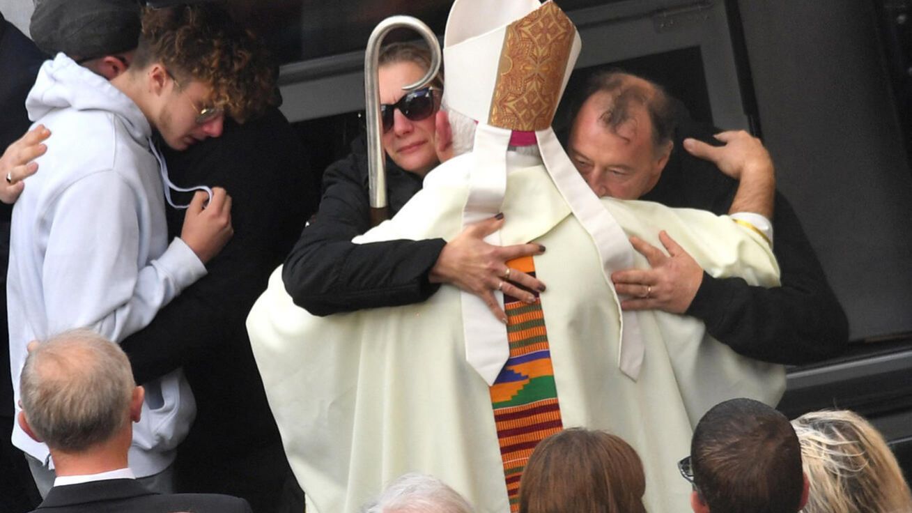 image:Image Arraský biskup Olivier Leborgne s rodiči brutálně zavražděné Loly.