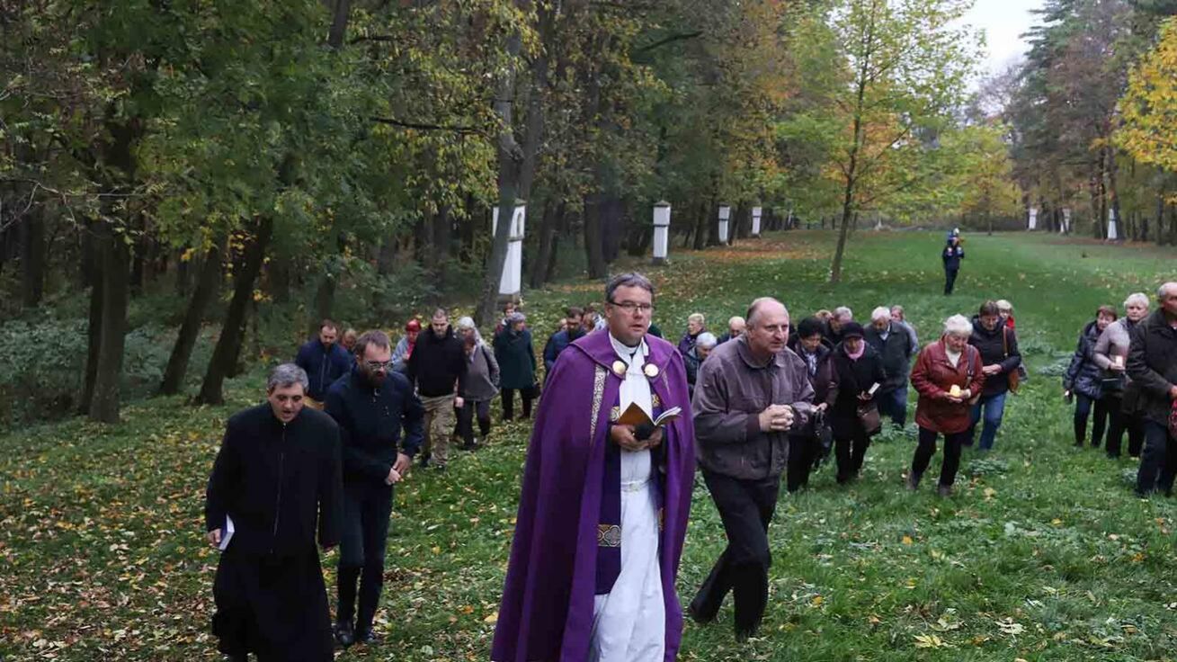 image:Image Po mši svaté pokračovali poutníci modlitbou křížové cesty.