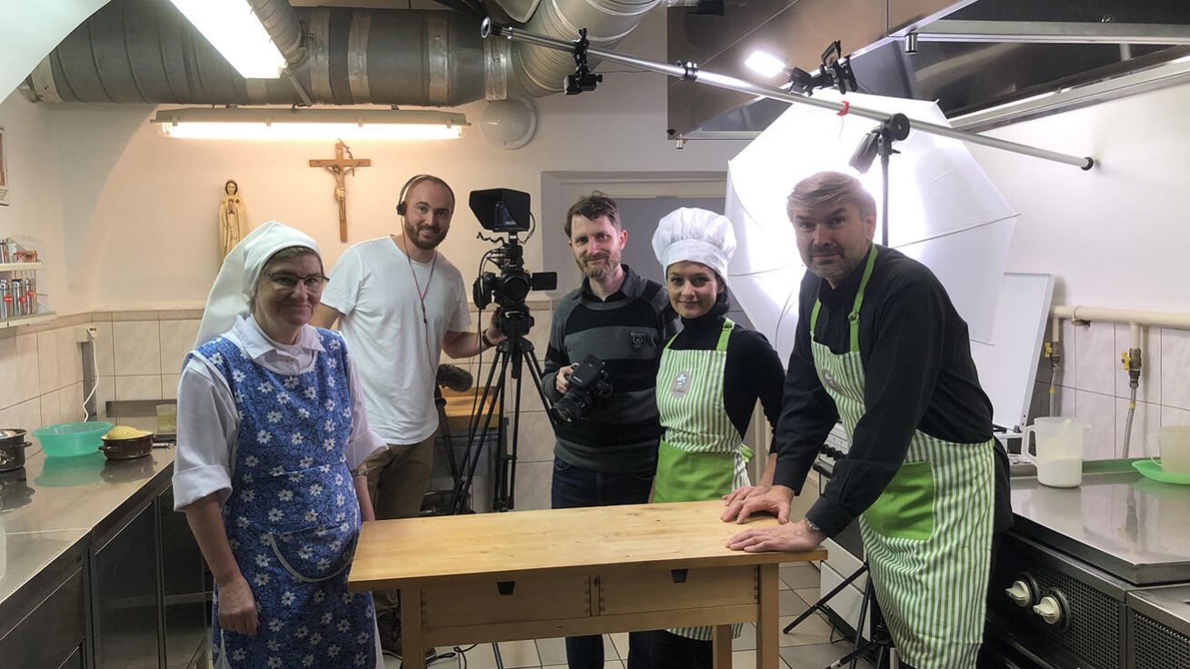 image:Image Kulinářským pořadem o tom, co se vaří a jí v českých a moravských klášterech, provází Kateřina Rýznarová a Pavel J. Sršeň. Na snímku se sestrou Miriam a realizačním týmem.