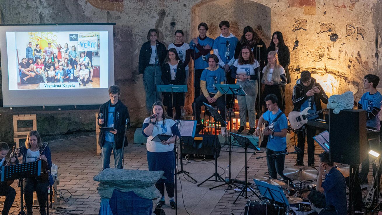 image:Image Na Vesmíru se zrodila i „VeKa“ – Vesmírná kapela mladých, kteří Boha chválí a svědčí o něm hudbou.