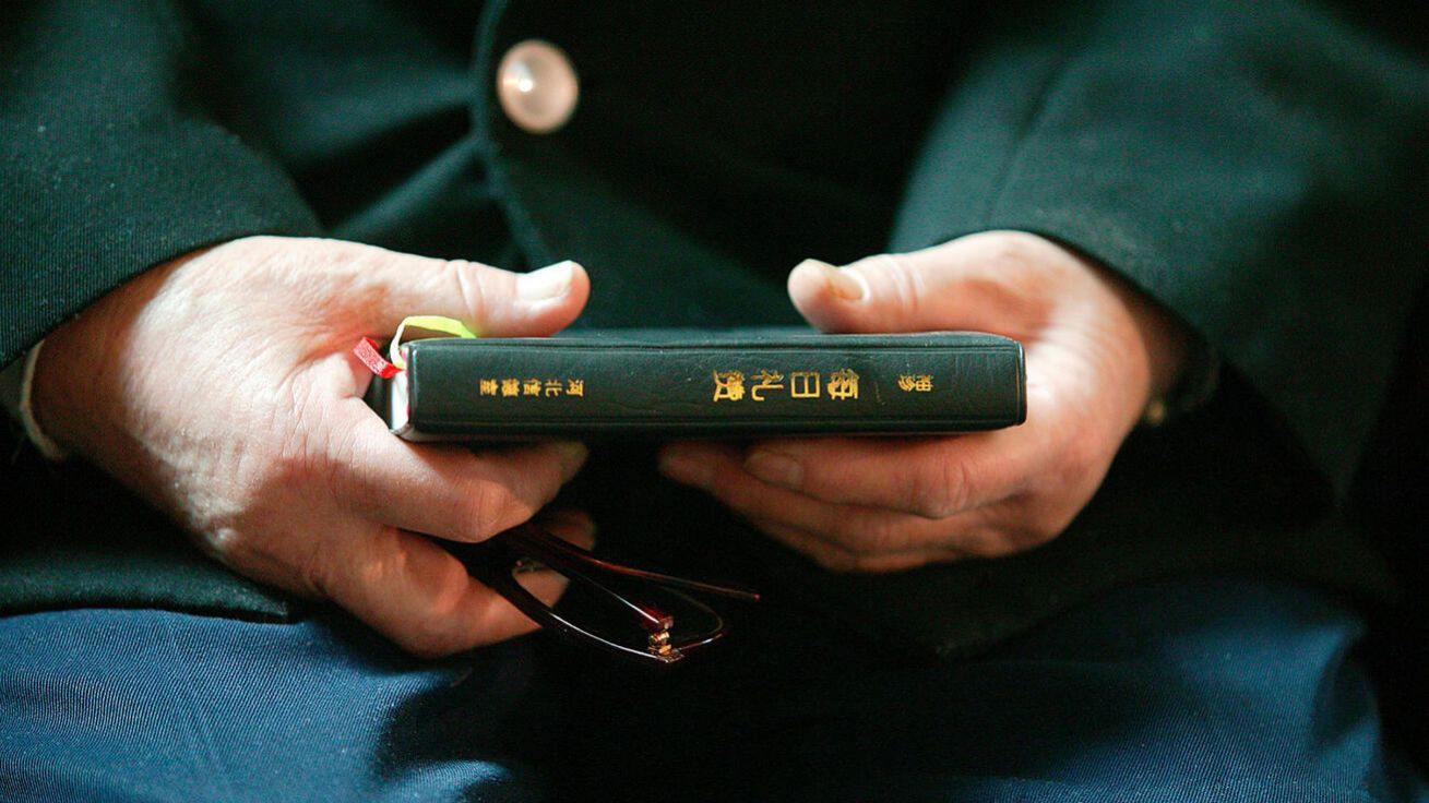 image:Image Bible v rukou věřícího v pekingské katedrále.