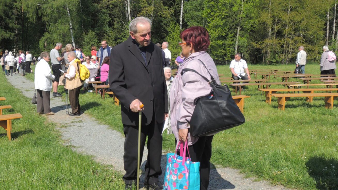 image:Image Mons. Karel Exner na pouti v Rokoli v roce 2016.