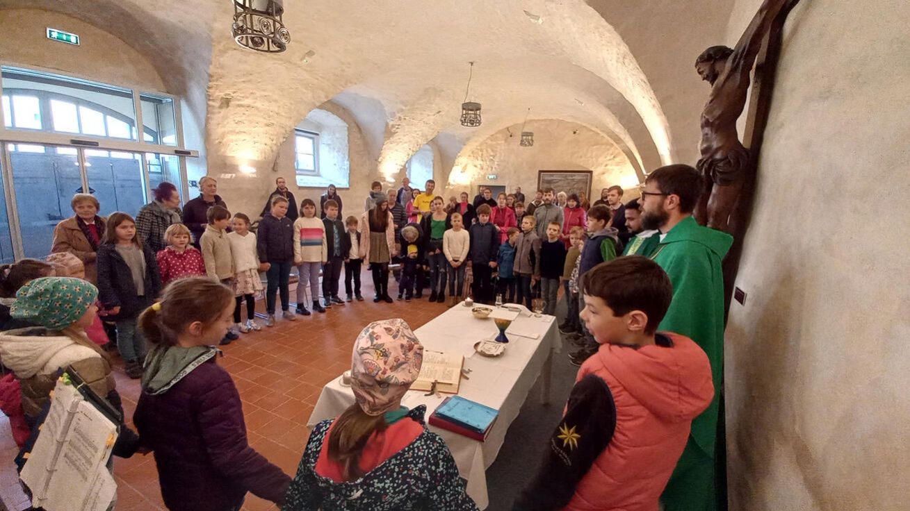 image:Image Rodiny s dětmi se scházejí nejen před bohoslužbou, ale i při a po ní v Santiniho sále v Plasích jedenkrát měsíčně. Nejinak tomu bylo v neděli 30. října, kdy bylo na programu i Misijní štrůdlování.