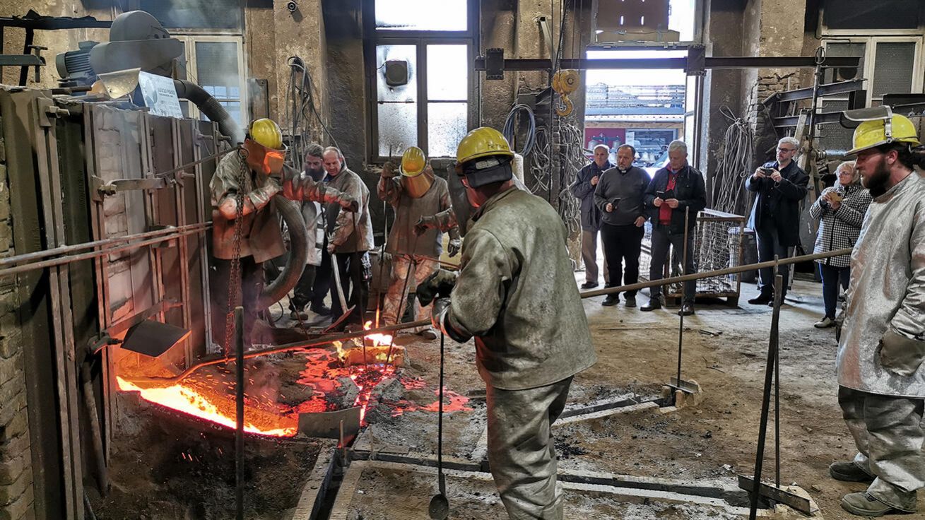image:Image DVA NOVÉ ZVONY PRO PŘEROV odlili o Dušičkách – 2. listopadu v bavorském Pasově v dílně Rudolfa Pernera. Umožnila to sbírka, kterou vyhlásil spolek Přerovské zvony smíření. Lidé do ní od jara 2021 věnovali 1,5 milionu korun. Větší zvon nese jména dětí zavražděných na Švédských šancích v červnu 1945, převážně šlo o karpatské Němce. Patronem zvonu má být Jan Pavel II. a bude vážit přibližně 1800 kg. Menší, zasvěcený sv. Františkovi z Assisi má mít 400 kilogramů. „Nyní potřebujeme ještě další prostředky na doplacení největšího zvonu, na úpravy zvonové stolice a zavěšení,“ popsal Josef Rosenberg, předseda spolku. Na pokrytí těchto výdajů plánují 11. prosince na farní zahradě v Přerově benefiční „punčování“ .